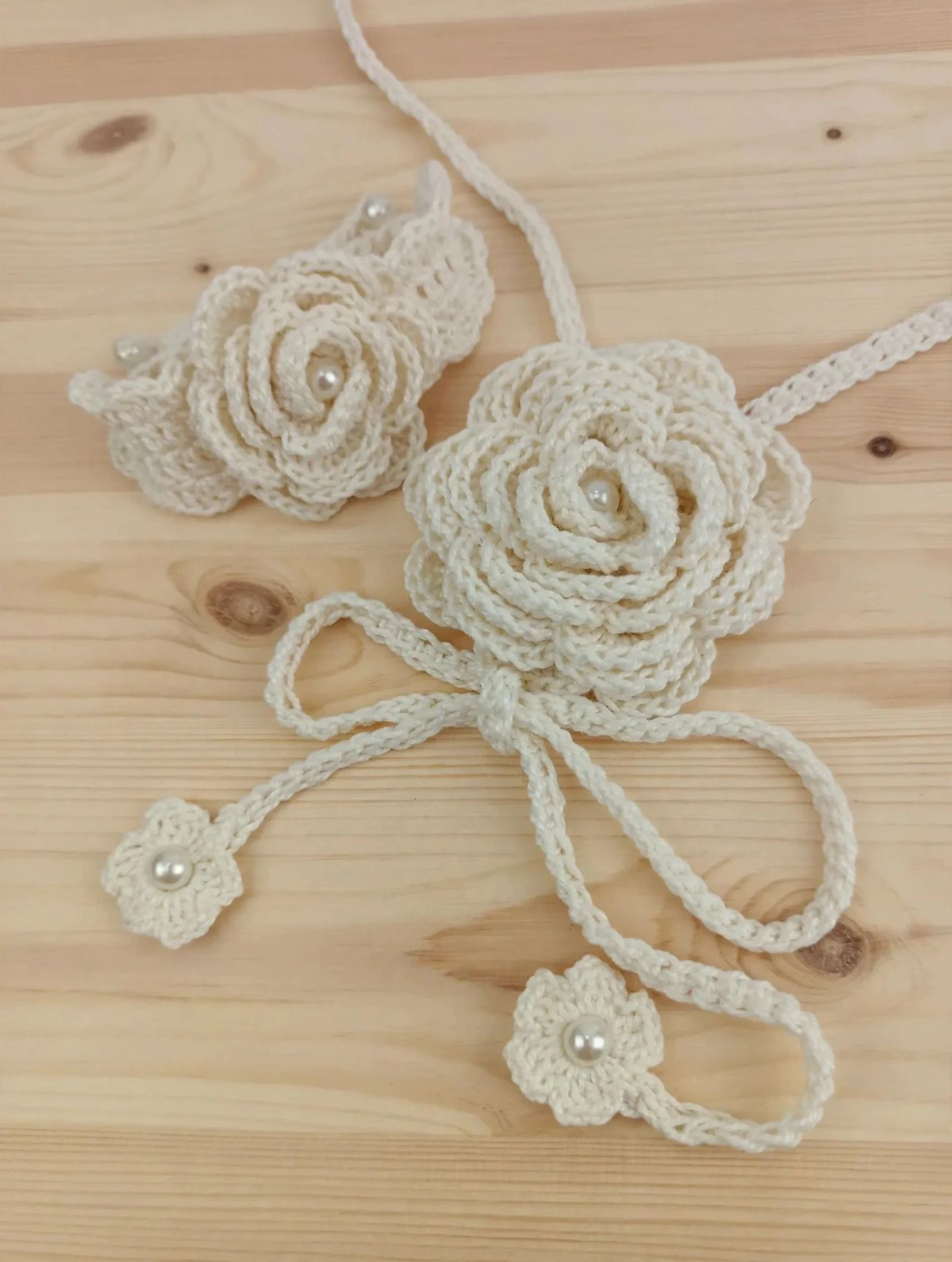 Conjunto de colgante y pulsera crochet 